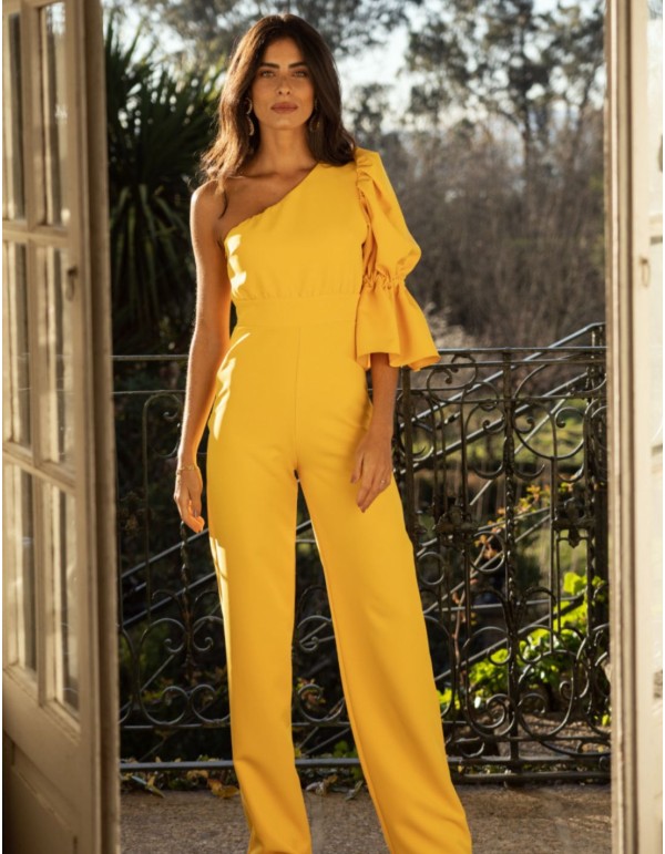 Mono largo amarillo escote asimétrico y manga abullonada