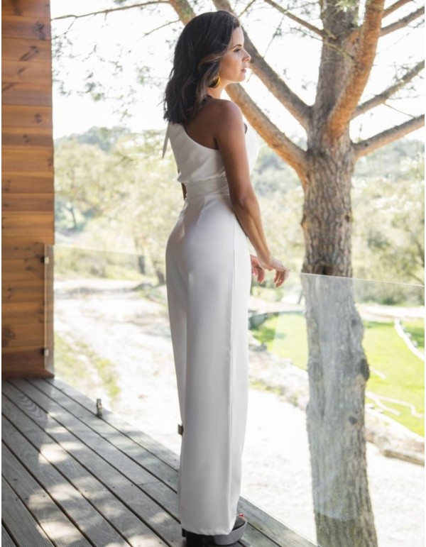 Mono blanco largo de escote asimétrico con lazada