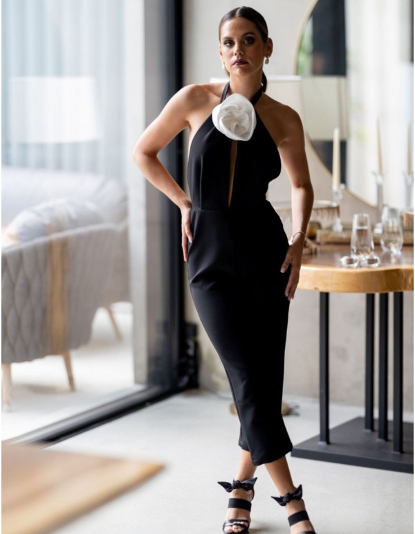 Mono negro con escote alto con flor