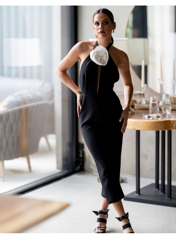 Mono negro con escote alto con flor