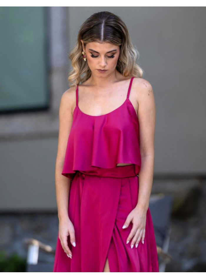 Top cerise avec encolure ronde et bretelles