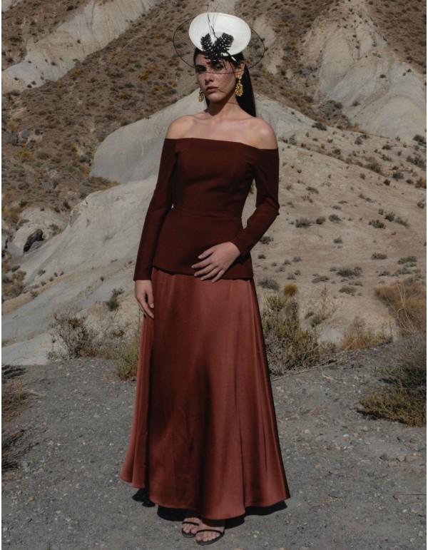 Tenue d'invité avec haut à péplum et jupe évasée