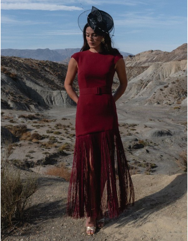 Vestido largo de crepe con espalda abierta, flecos asimétricos y cinturón a juego