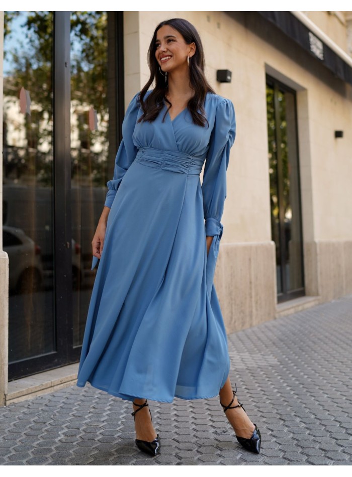 Vestido midi celeste con escote en V y falda fluida