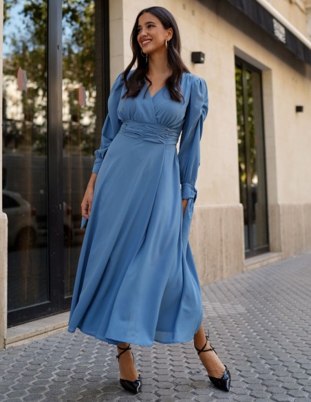 Robe midi bleu clair avec décolleté en V et jupe fluide