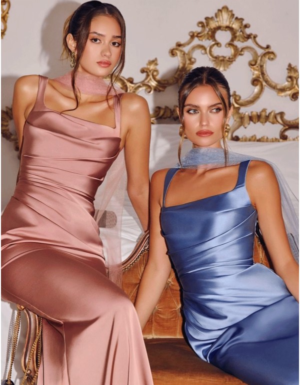 Robe de soirée longue avec larges bretelles et corsage... 2