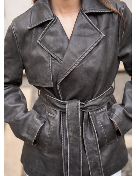 Blazer gris en cuir avec col à revers