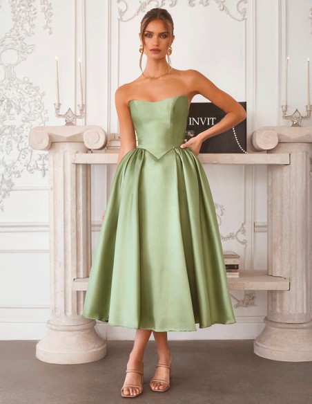 Vestido midi de invitada en saten palabra de honor con falda de vuelo verde pastel