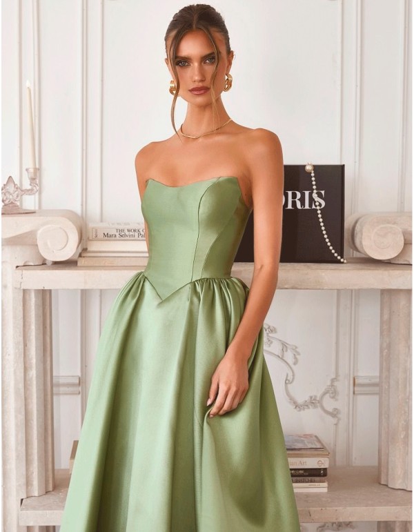 Robe d'invité midi en satin sans bretelles avec une jupe... 2
