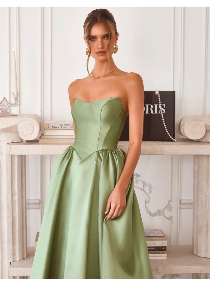 detalle del escote del Vestido midi de invitada en saten palabra de honor con falda de vuelo en verde