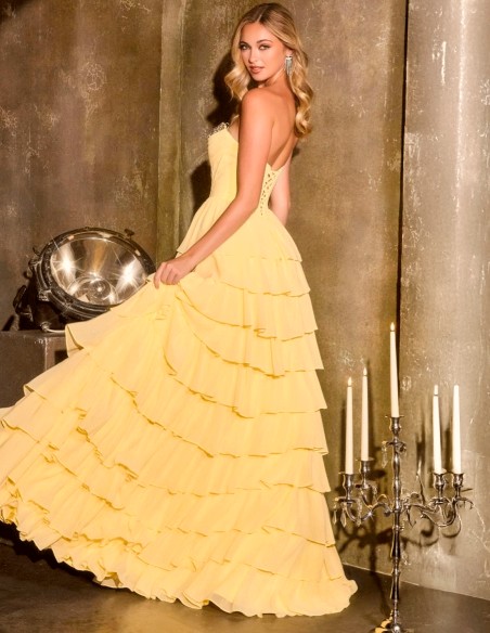 espalda del Vestido de fiesta largo con cuerpo de pedrería y falda de volantes en amarillo