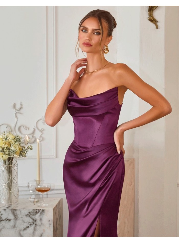 detalle del escote del Vestido de fiesta largo de satén con escote bandeau y cuerpo encorsetado en color buganvilla