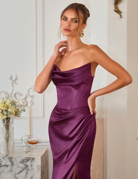 Longue robe de soirée en satin avec encolure bandeau et corsage corseté