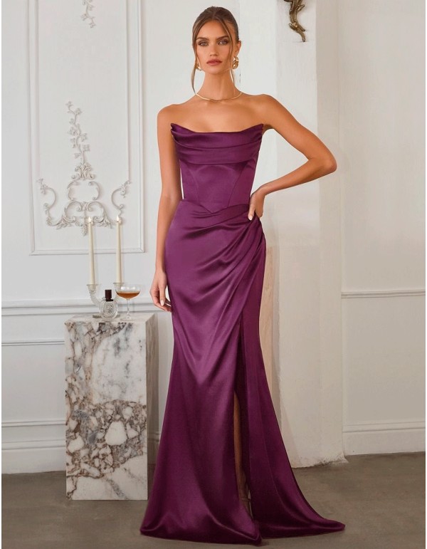 Longue robe de soirée en satin avec encolure bandeau et...