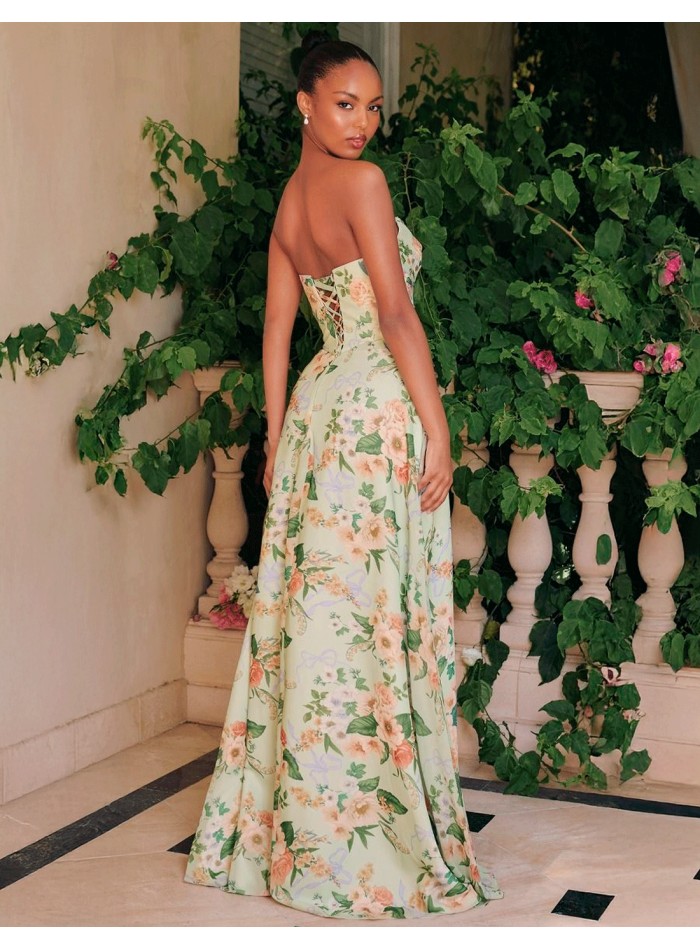 Robe de soirée longue et sans bretelles à...