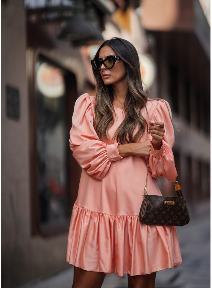 Short salmon dress with long sleeves
