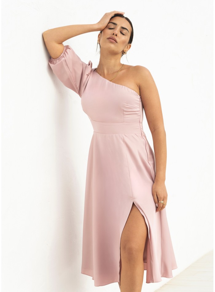 Vestido midi rosa con escote asimétrico