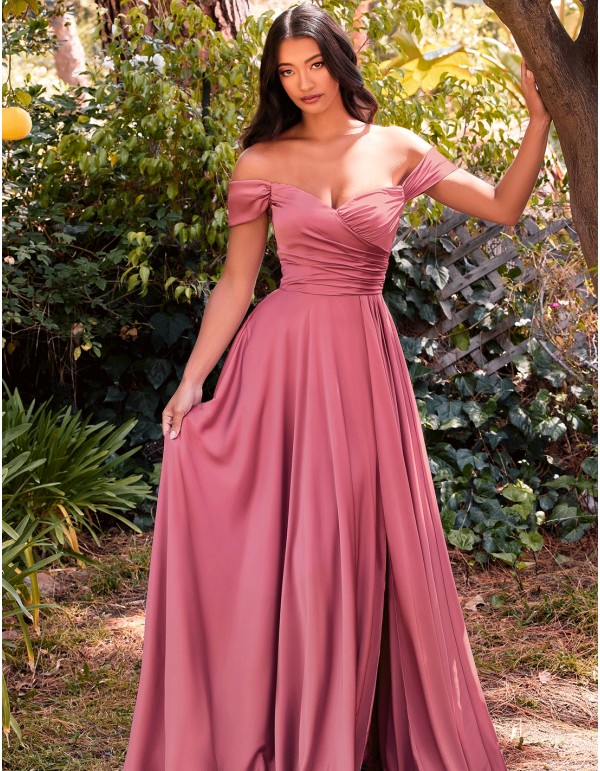 Longue robe de soirée en satin avec encolure bandeau en cœur