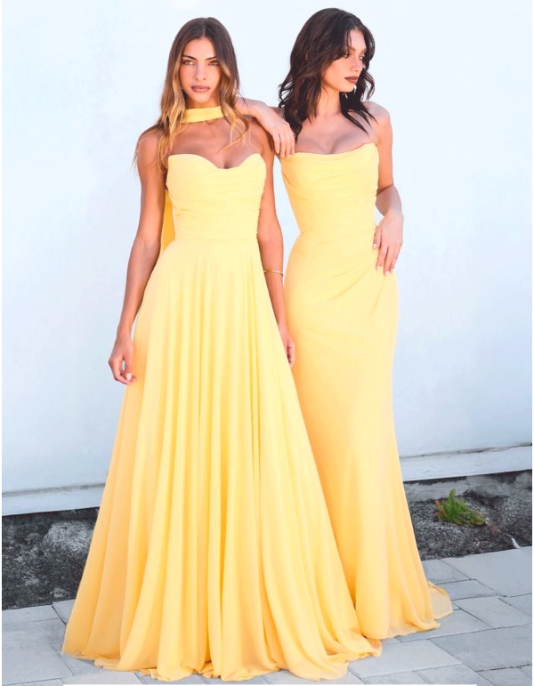 Robe d'invité longue et sans bretelles avec châle assorti