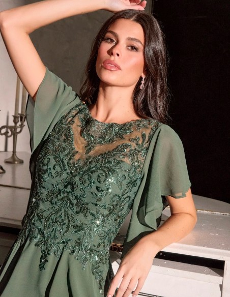 Robe de soirée longue avec corsage en strass et manches en cascade