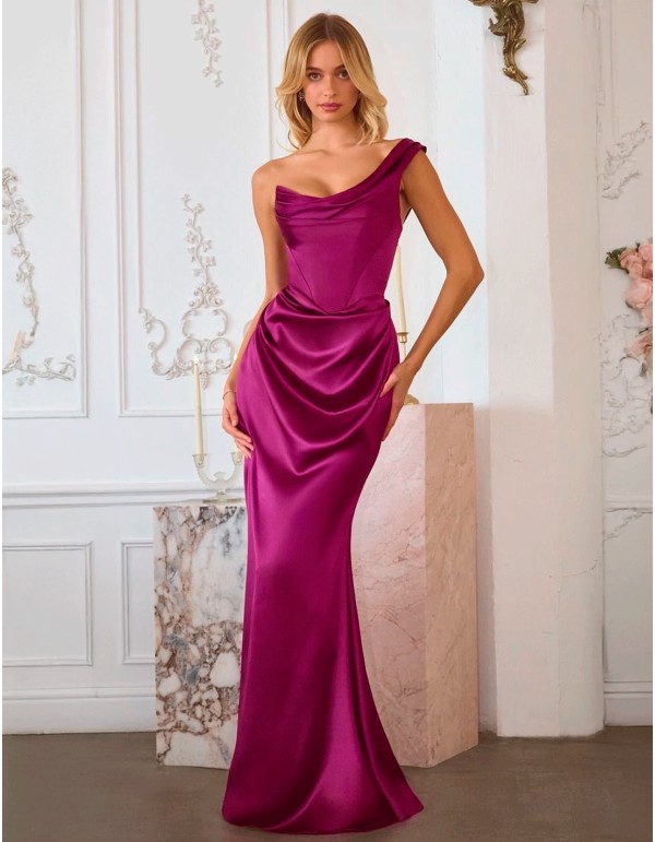 Longue robe d'invité en satin avec encolure asymétrique