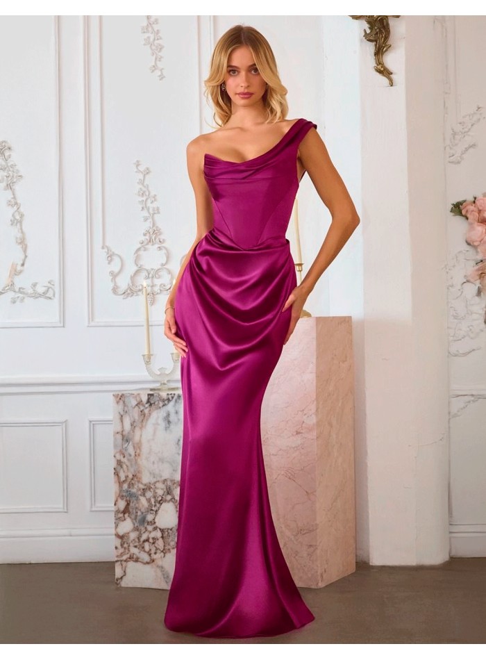 Longue robe d'invité en satin avec encolure...