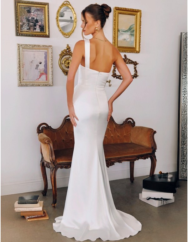 Robe de mariée longue en satin avec encolure asymétrique 2