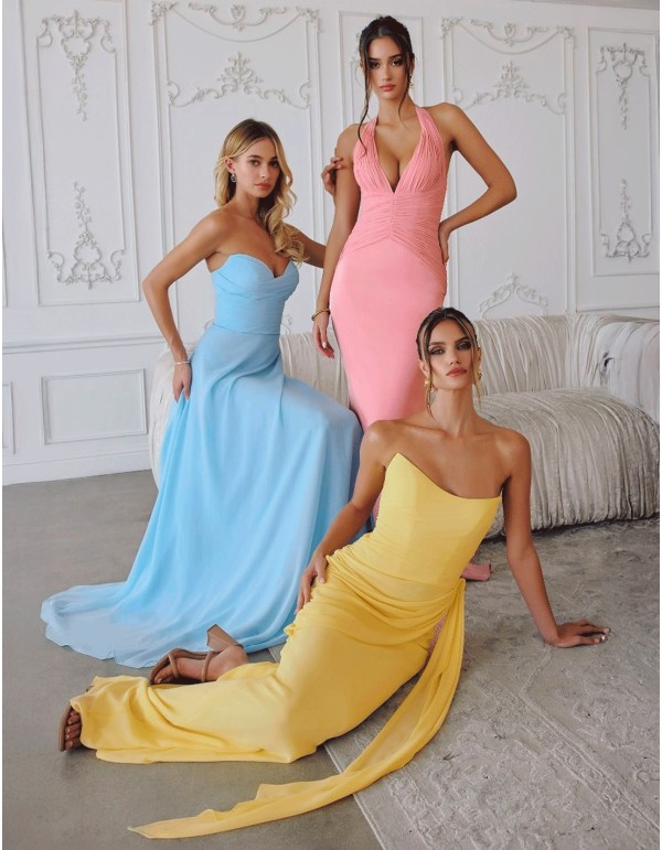 Robe de soirée longue en mousseline de soie avec encolure...