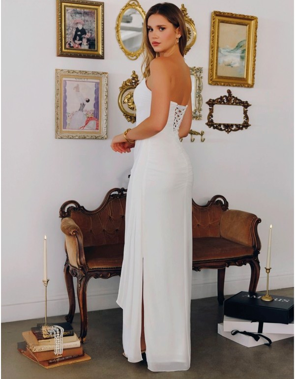 Longue robe de mariée en mousseline de soie blanche avec... 2