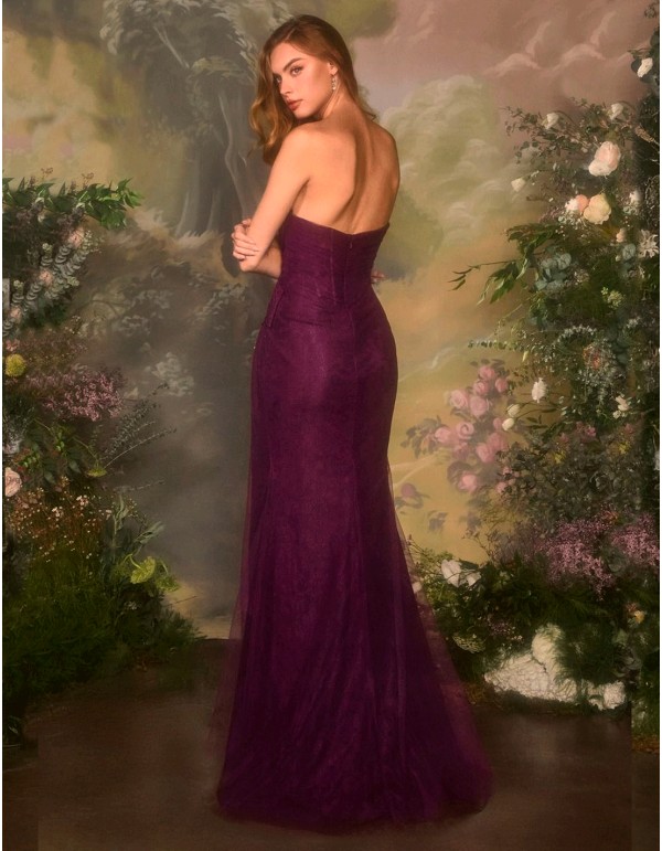 Vestido largo de encaje palabra de honor con abertura lateral y pedrería berenjena