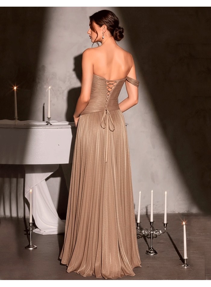 Vestido largo asimétrico de escote bardot con abertura y falda fluida detalle de la espalda en dorado