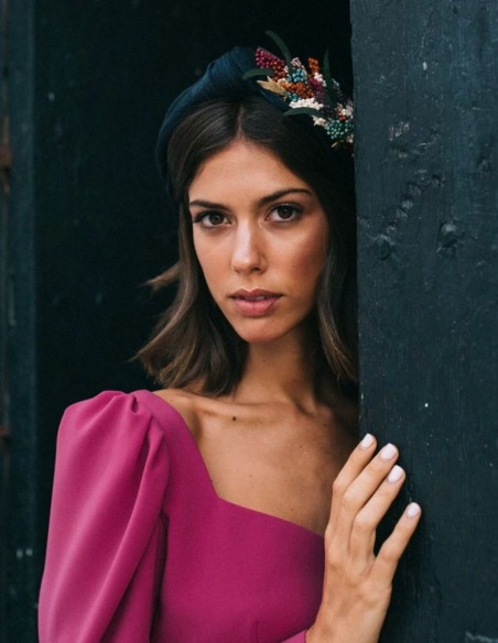 Bandeau bleu marine avec ornement floral sur le côté