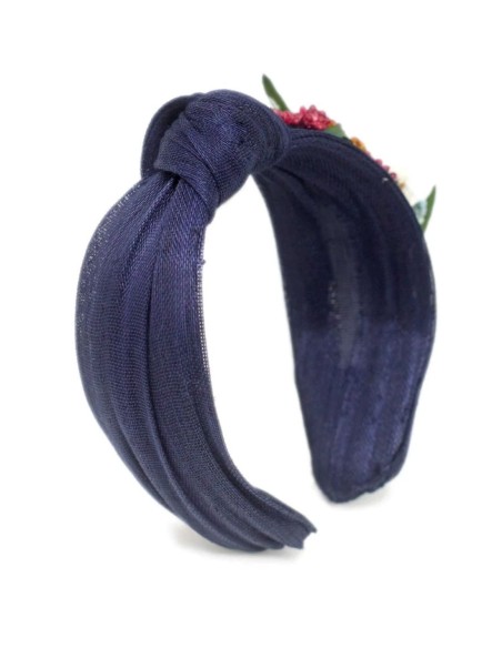 Diadema azul marino con adorno floral en lateral