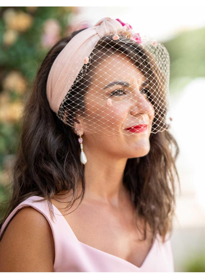 Diadema anudada rosa con flores preservadas