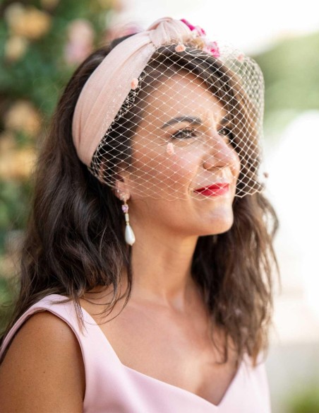 Diadema anudada rosa con flores preservadas