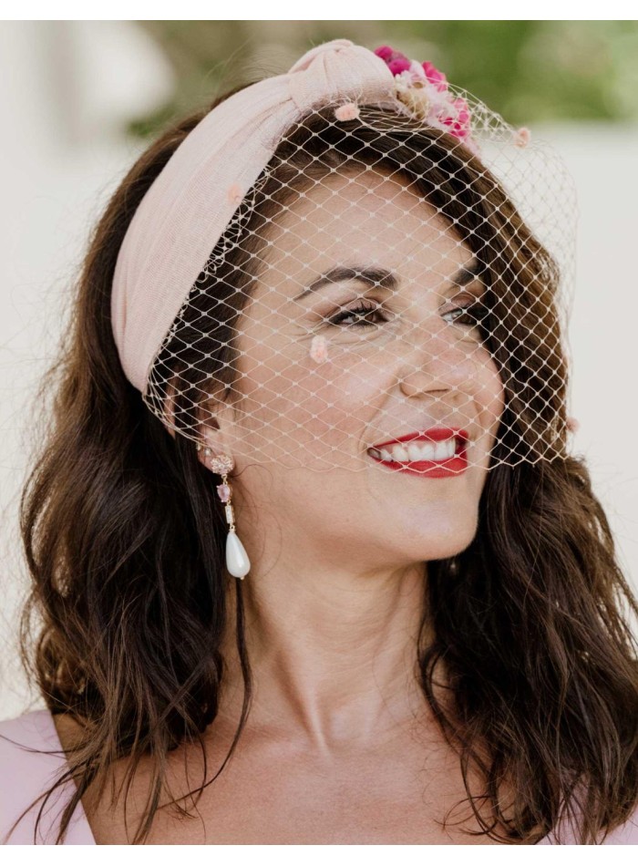 Bandeau rose noué avec des fleurs préservées