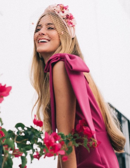 Diadema anudada rosa con flores preservadas