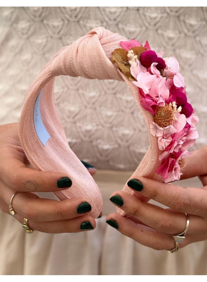Bandeau rose noué avec des fleurs préservées
