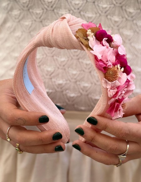 Bandeau rose noué avec des fleurs préservées