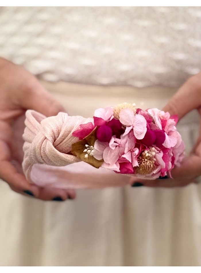 Diadema anudada rosa con flores preservadas