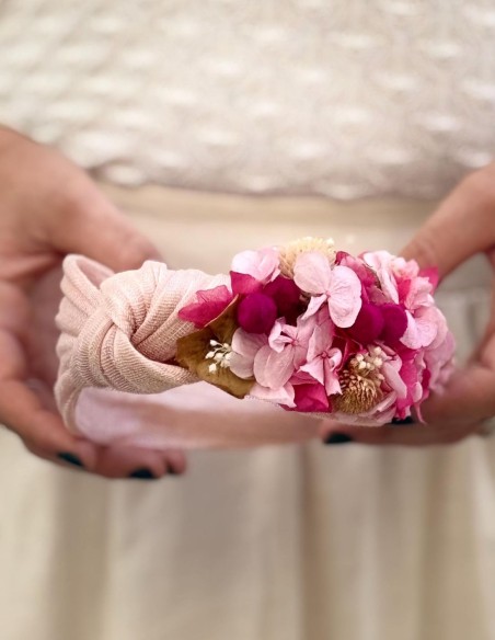 Diadema anudada rosa con flores preservadas