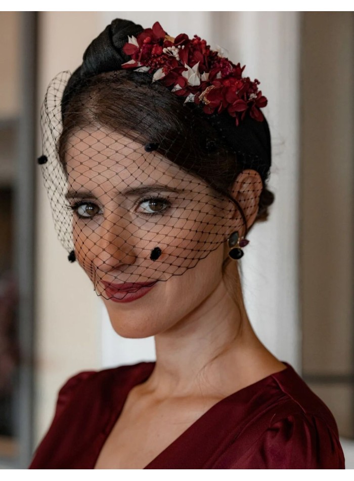Diadema anudada negra con flores preservadas