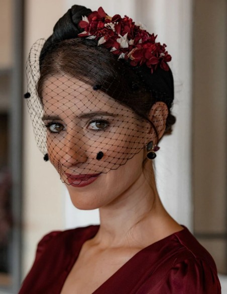 Bandeau noué noir avec fleurs préservées