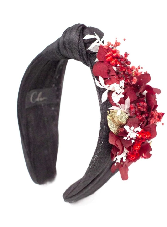 Diadema anudada negra con flores preservadas