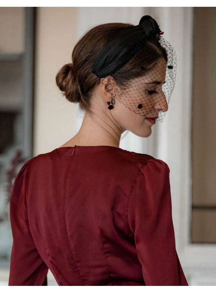 Bandeau noué noir avec fleurs préservées