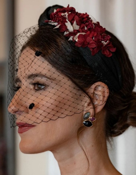 Bandeau noué noir avec fleurs préservées