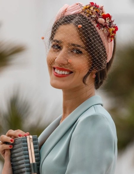 Bandeau de fête à volants avec nœuds et décoration florale sur le côté