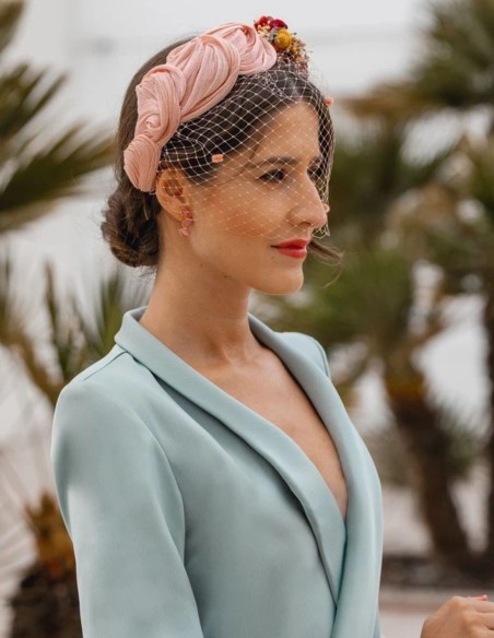 Diadema de fiesta arrugada con nudos y adorno lateral floral