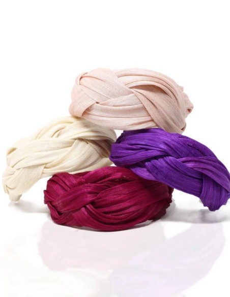 Diadema para invitada trenzada de sinamay seda