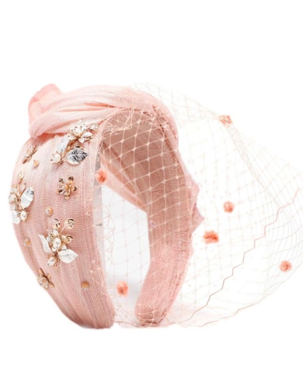 Bandeau d'invité rose à volants avec bijoux et détails en... 2